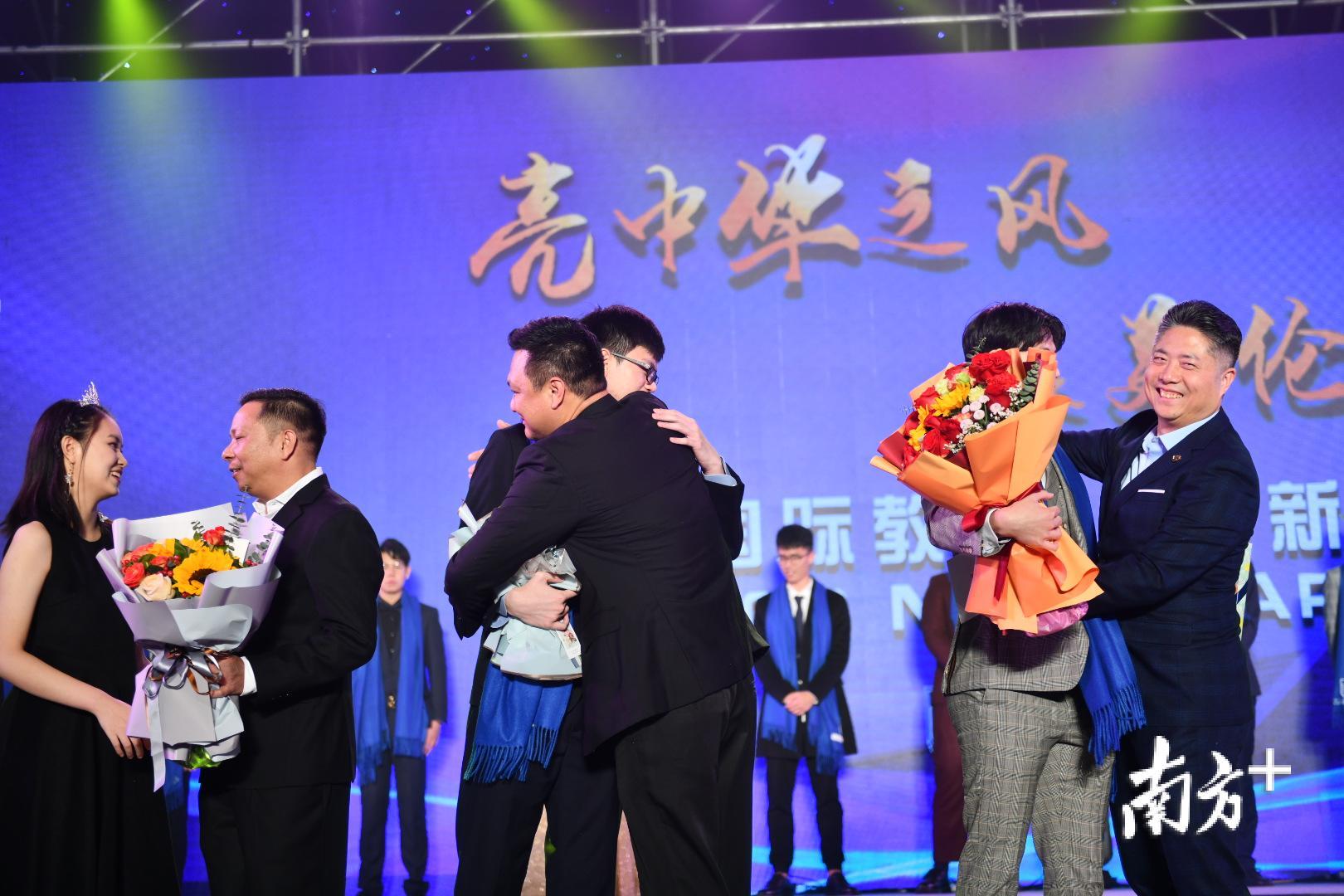 学生们给家长送上自己精心准备的小礼物并拥抱父母,表达爱与感激。 学生们给家长送上自己精心准备的小礼物并拥抱父母,表达爱与感激。