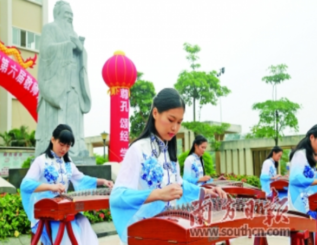 廉江市第一中学开展传统文化特色教育。黄桂梅 摄 廉江市第一中学开展传统文化特色教育。黄桂梅 摄
