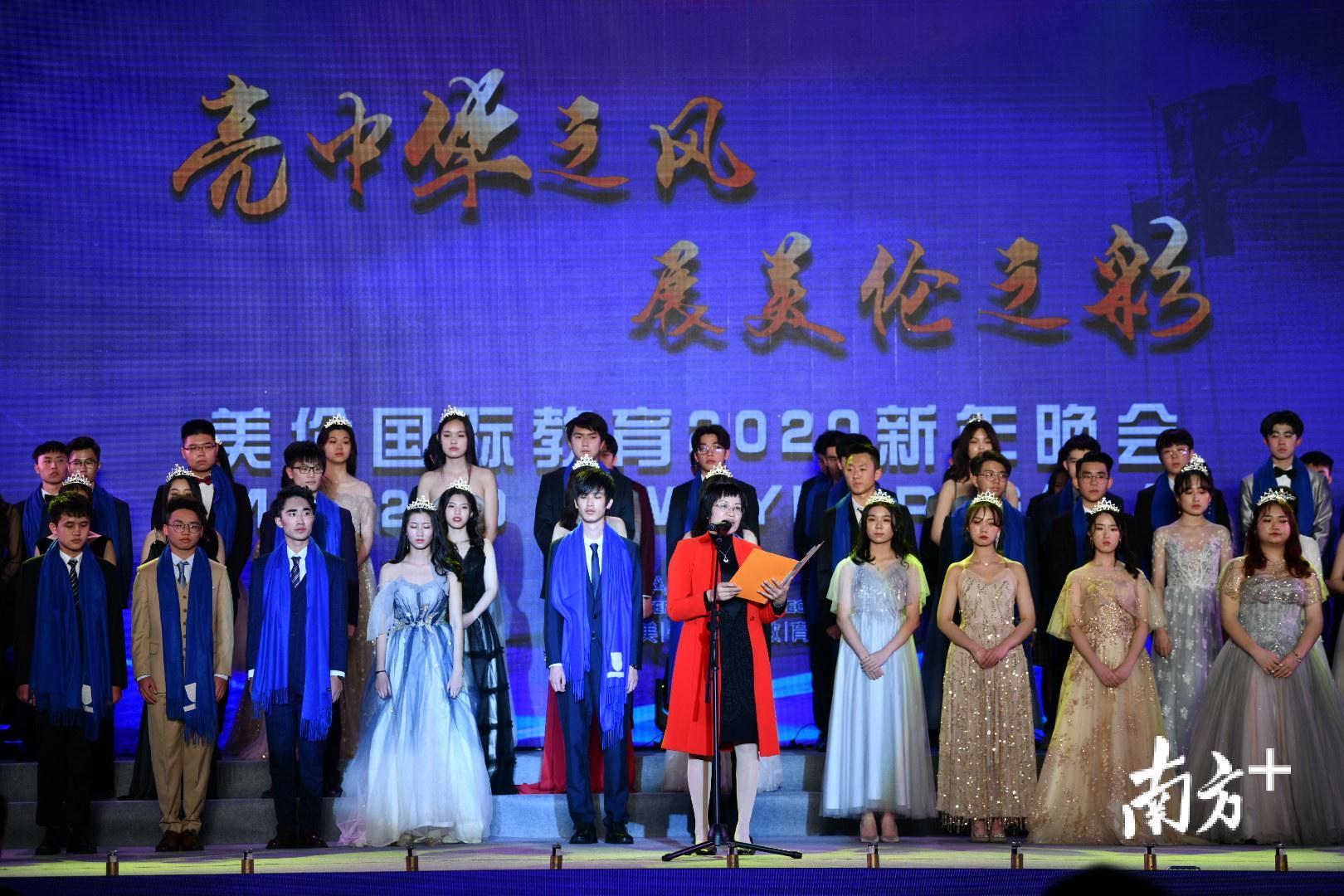 美伦国际教育校长梁瑞娟向孩子们的成人礼表示最诚挚的祝贺。 美伦国际教育校长梁瑞娟向孩子们的成人礼表示最诚挚的祝贺。