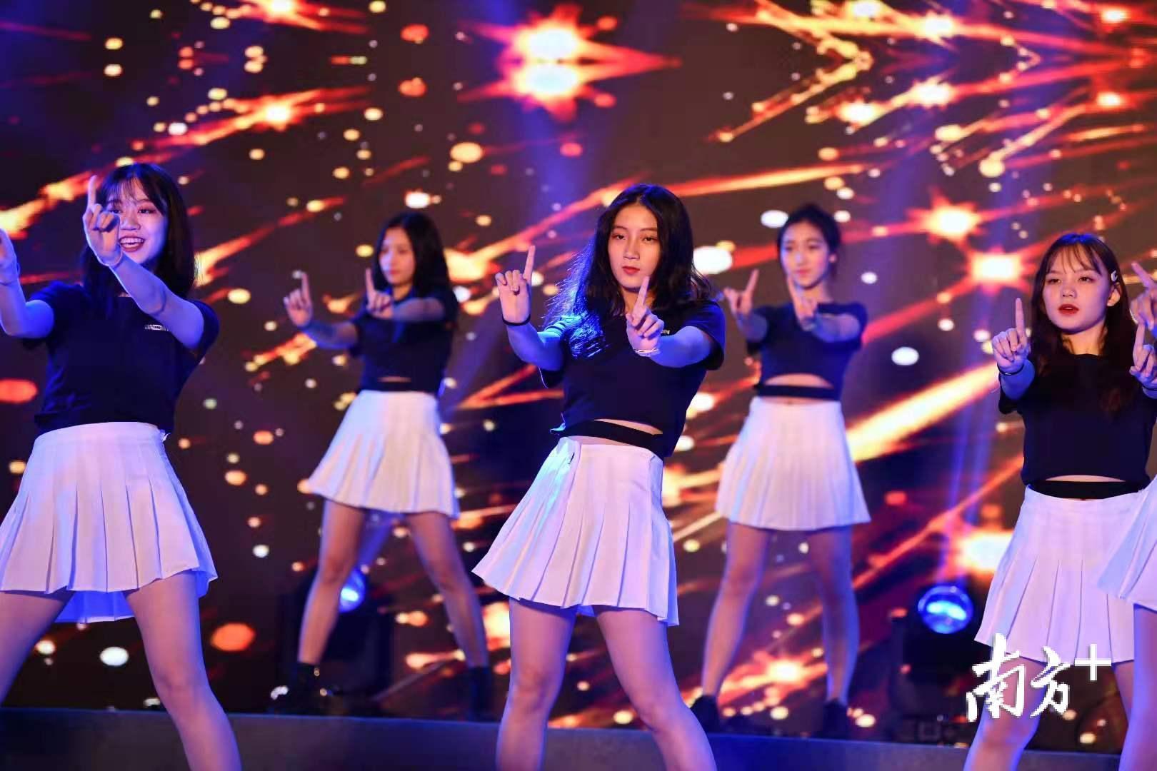 韩舞《SOLO》。 韩舞《SOLO》。