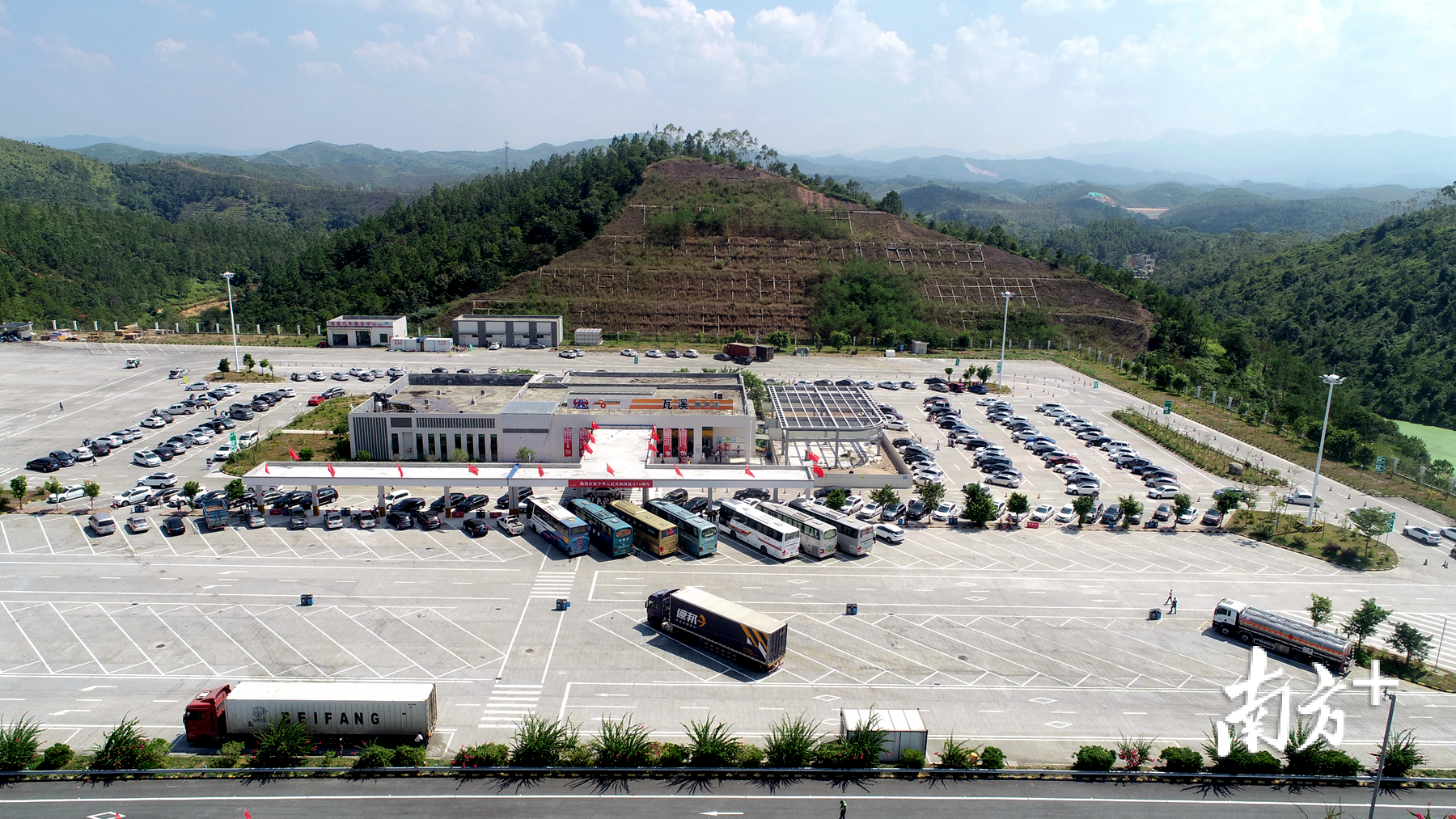 揭博高速瓦溪服务区今年在综合服务楼增设了风雨连廊、扩容停车位180个。 揭博高速瓦溪服务区今年在综合服务楼增设了风雨连廊、扩容停车位180个。