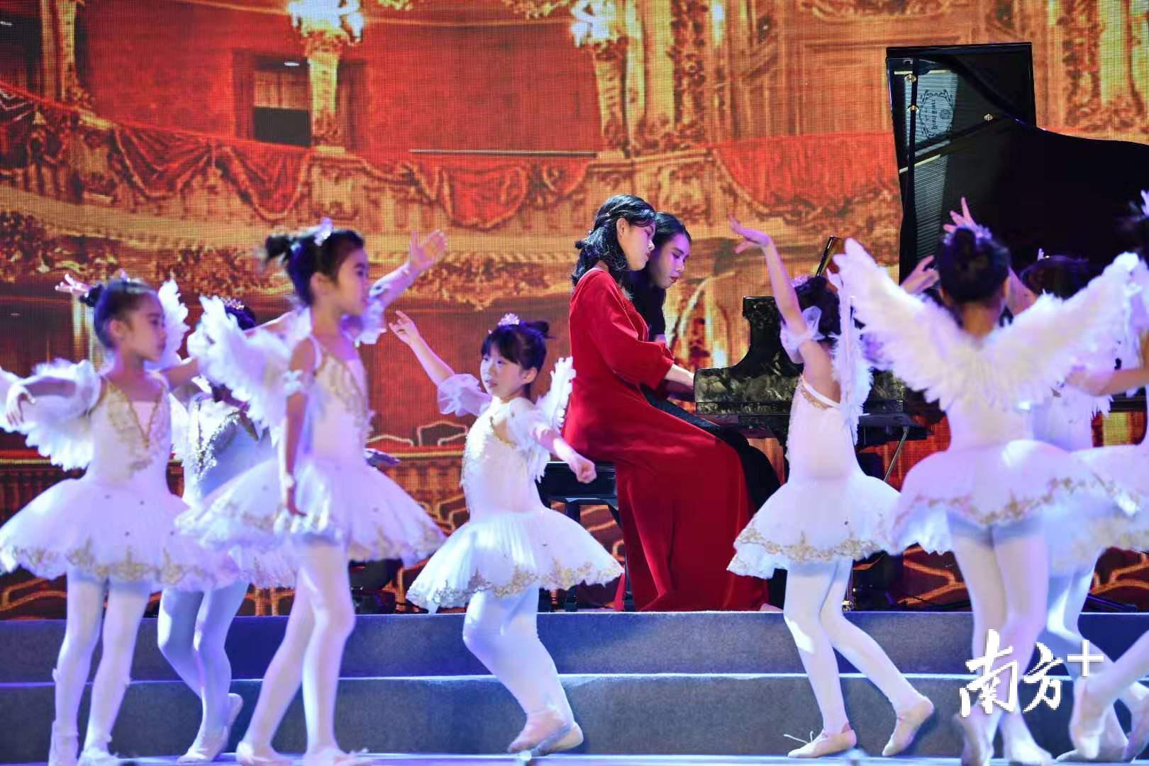 钢琴四手联弹《莫扎特D大调奏鸣曲K381》。 钢琴四手联弹《莫扎特D大调奏鸣曲K381》。