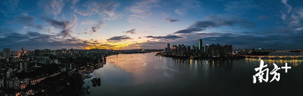 《夕阳下的东江》。天未黑将黑时，东江别样美。（裴萧 摄）