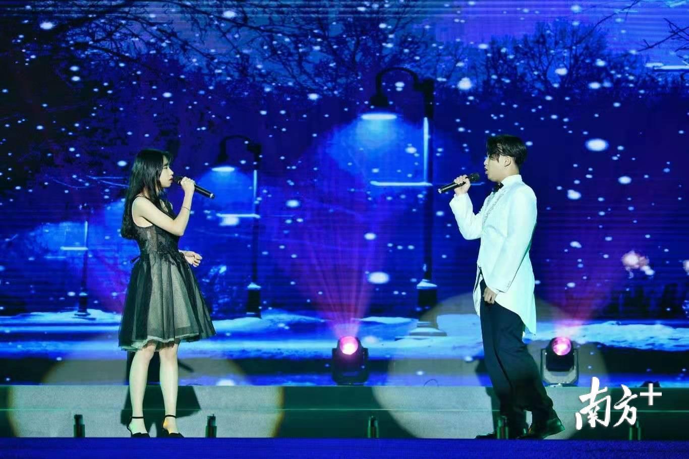 美伦国际教育第二届英文歌曲演唱比赛冠亚军获得者陈嘉成、张芷情带来一曲《别问很可怕》。 美伦国际教育第二届英文歌曲演唱比赛冠亚军获得者陈嘉成、张芷情带来一曲《别问很可怕》。