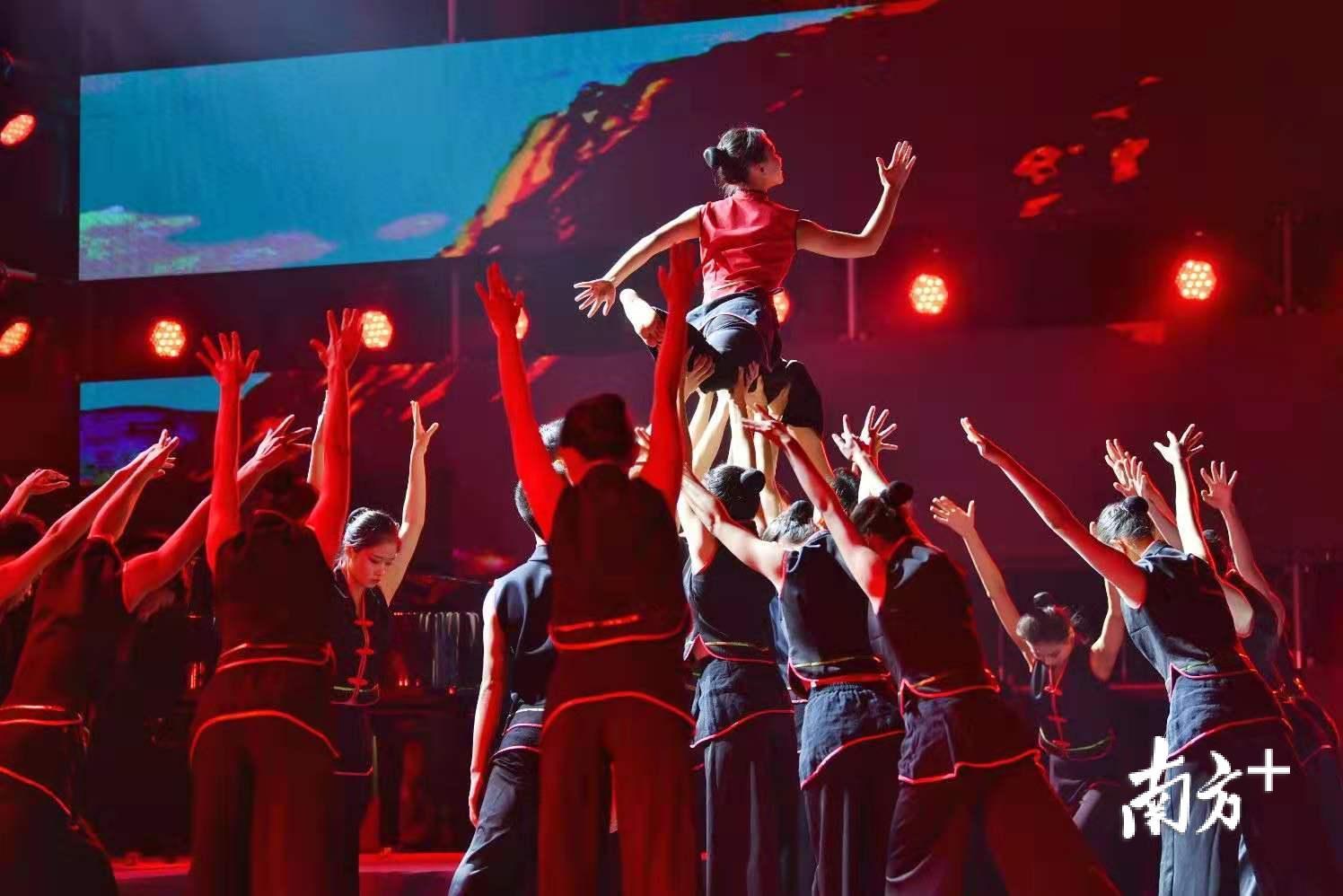 舞蹈《追赶太阳的人》。 舞蹈《追赶太阳的人》。