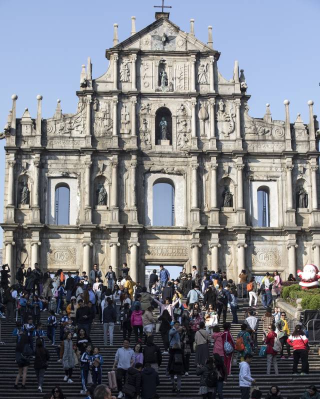 澳門著名景點大三巴牌坊，每天前來參觀的旅客人流如織。