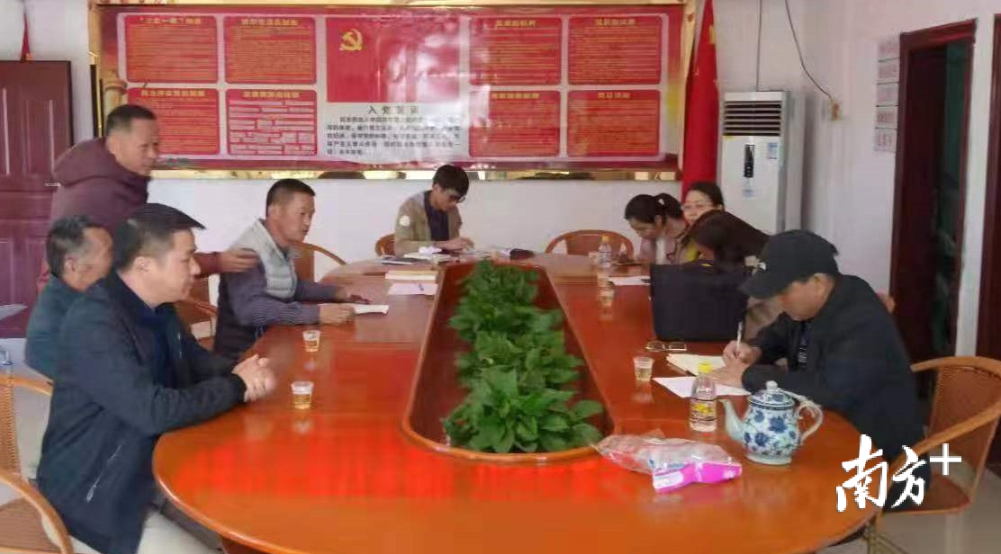 赤光镇再乐村干部介绍灾后重建家园情况。