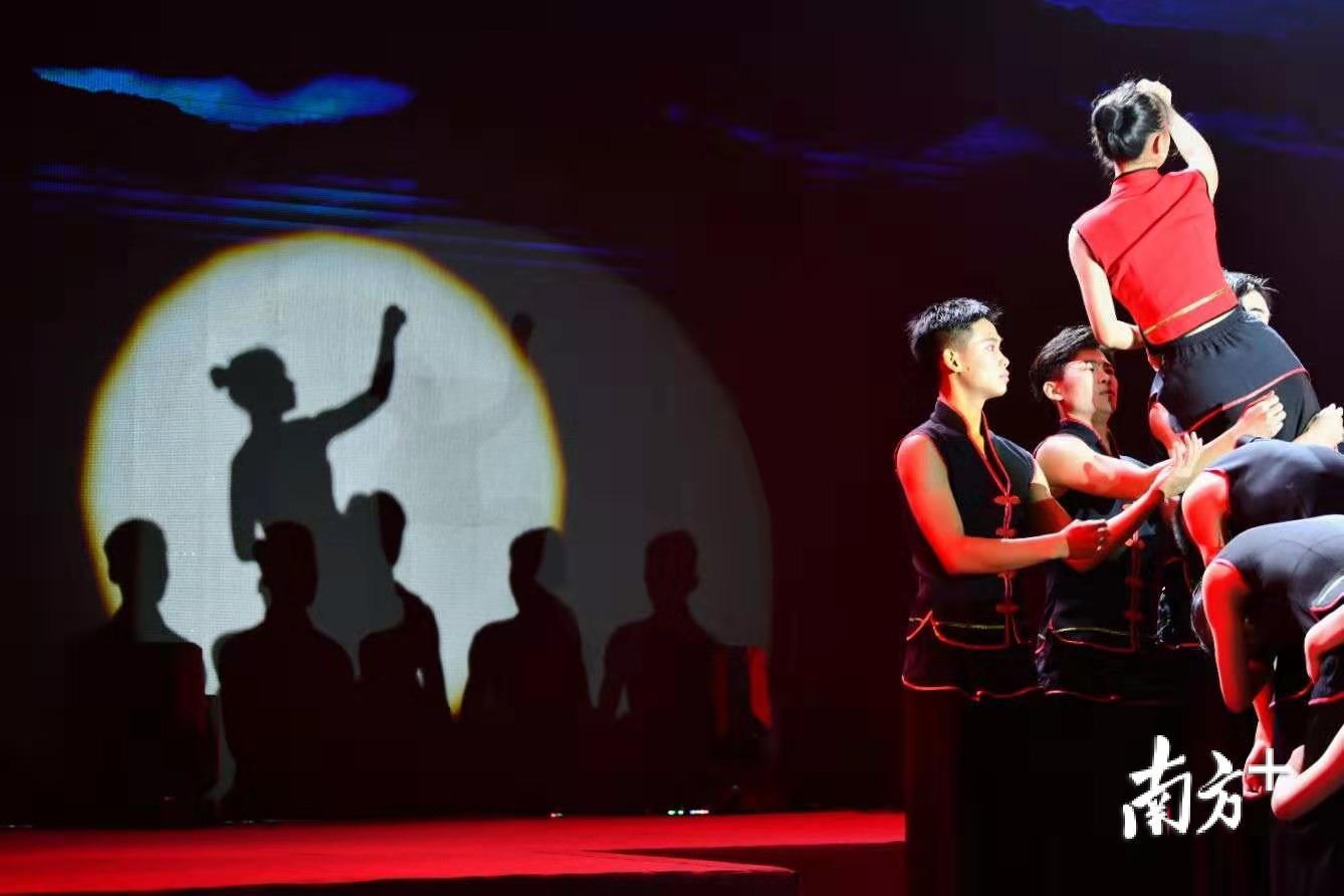 南海艺术高中的同学带来舞蹈《追赶太阳的人》。 南海艺术高中的同学带来舞蹈《追赶太阳的人》。