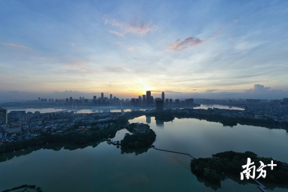 《西湖东江，如城市双眸》。岭南之隅有鹅城，而鹅城之中，有西湖东江，如城市的双眸。（陈耀辉 摄）