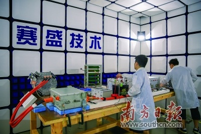 专业防雷元器件测试仪器、模拟雷电实验冲击平台、EMC浪涌测试设备……如今,在宝安区石岩塘头宏发科技园E栋,槟城电子搭建起了多个行业领先的实验室。鲁力 摄 专业防雷元器件测试仪器、模拟雷电实验冲击平台、EMC浪涌测试设备……如今,在宝安区石岩塘头宏发科技园E栋,槟城电子搭建起了多个行业领先的实验室。鲁力 摄