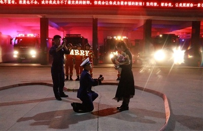 谢振威在向女友张利情求婚。河源日报记者 冯晓铭 摄