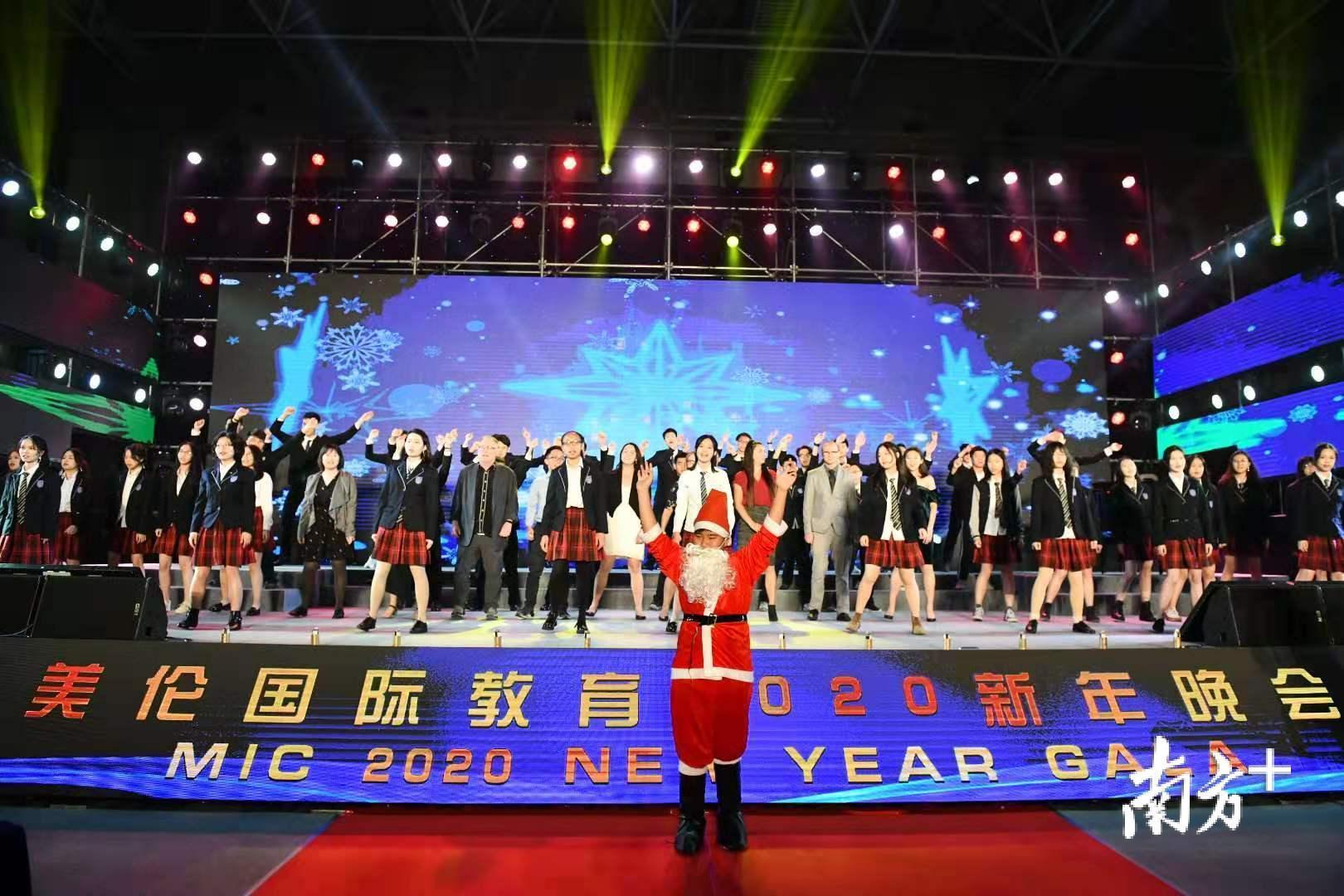 在圣诞、新年即将到来之际,BC的师生们送来满满的祝福,带来圣诞歌《Deck the halls》。 在圣诞、新年即将到来之际,BC的师生们送来满满的祝福,带来圣诞歌《Deck the halls》。