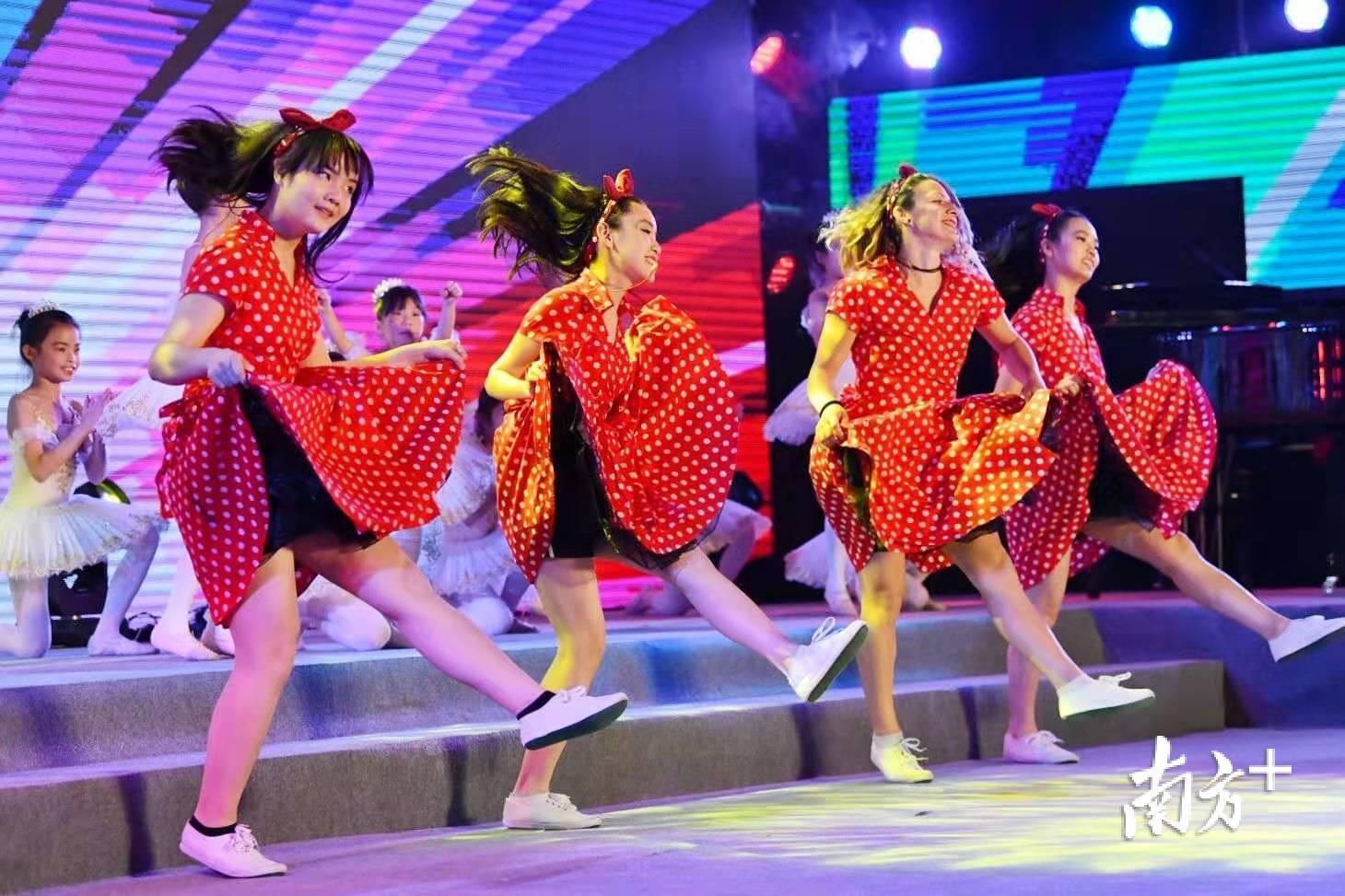 外教Ana老师带领学生表演恰恰舞。 外教Ana老师带领学生表演恰恰舞。