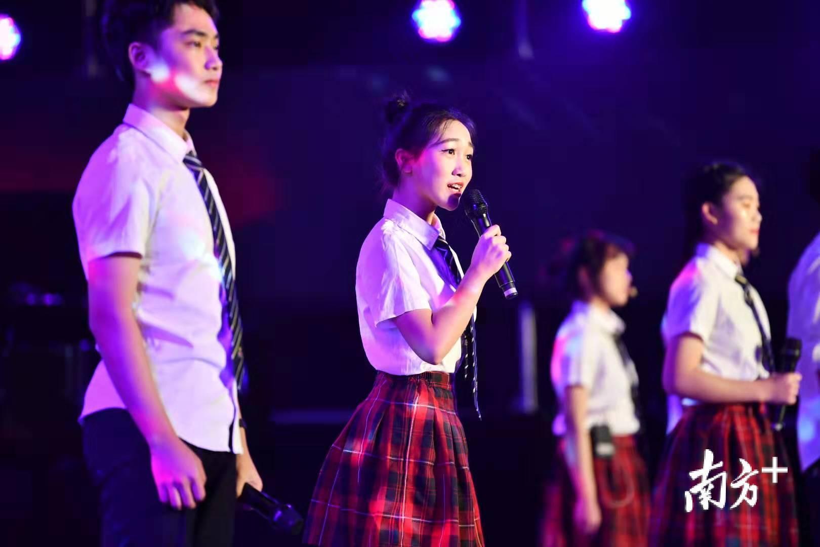 配乐朗诵《中国话》。 配乐朗诵《中国话》。