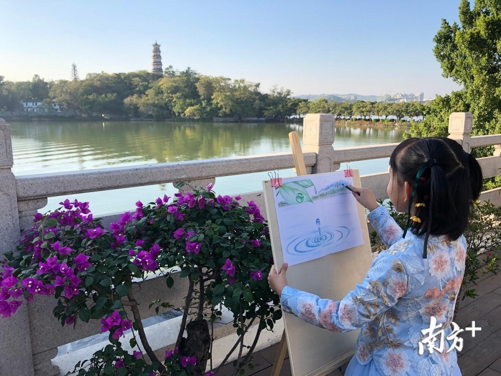 《水光潋滟晴方好》。冬日暖阳，水光潋滟。西湖是惠州市水生态文明的一张靓丽名片，也是体现人与自然和谐共处的最佳证明，小朋友的写生记录了环保意识的传承与发扬。（李斯 摄）