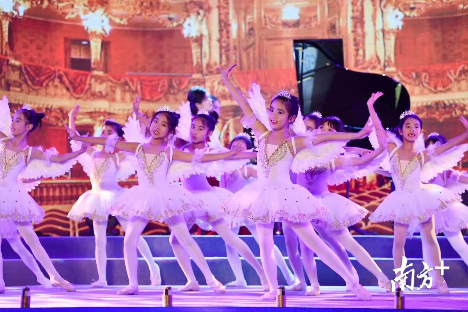 来自南海实验小学的小朋友们为四手联弹的两位姐姐伴舞。 来自南海实验小学的小朋友们为四手联弹的两位姐姐伴舞。