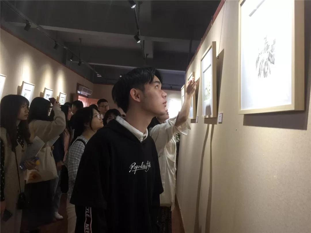 学生参观展览