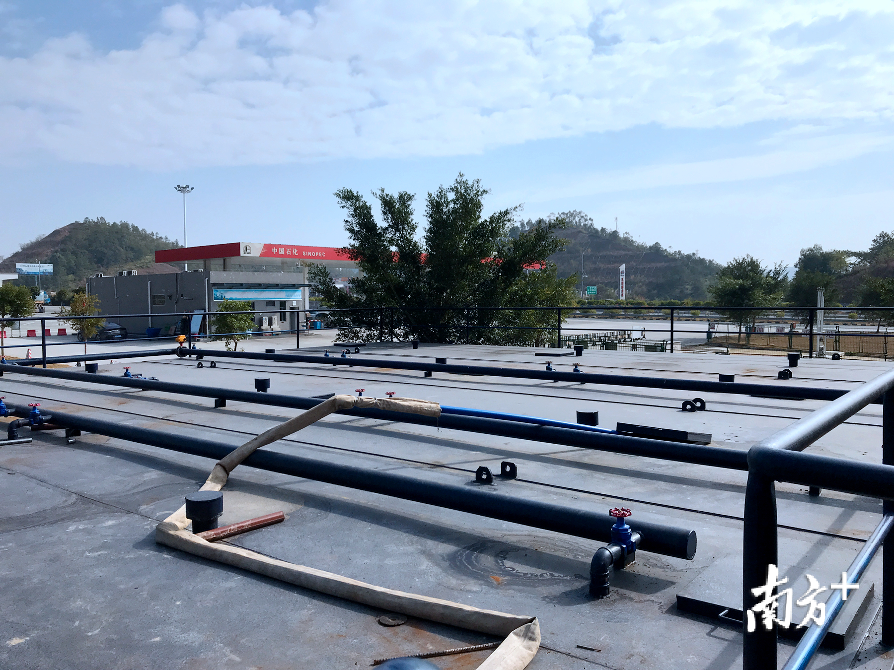 揭博高速瓦溪服务区将原来的井水供应改为自来水供应,轻松应对客流高峰期的用水需求。 揭博高速瓦溪服务区将原来的井水供应改为自来水供应,轻松应对客流高峰期的用水需求。