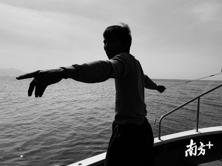 《收网的瞬间》。亚婆角捕蟹的渔民，收网提蟹回头的时候充满了张力。（汝婷 摄）