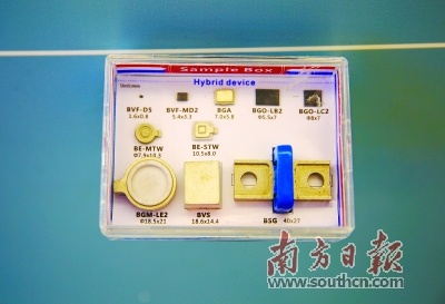 测试仪器旁摆满各种尺寸的产品测试件,大的几厘米,最小的仅几毫米。鲁力 摄 测试仪器旁摆满各种尺寸的产品测试件,大的几厘米,最小的仅几毫米。鲁力 摄