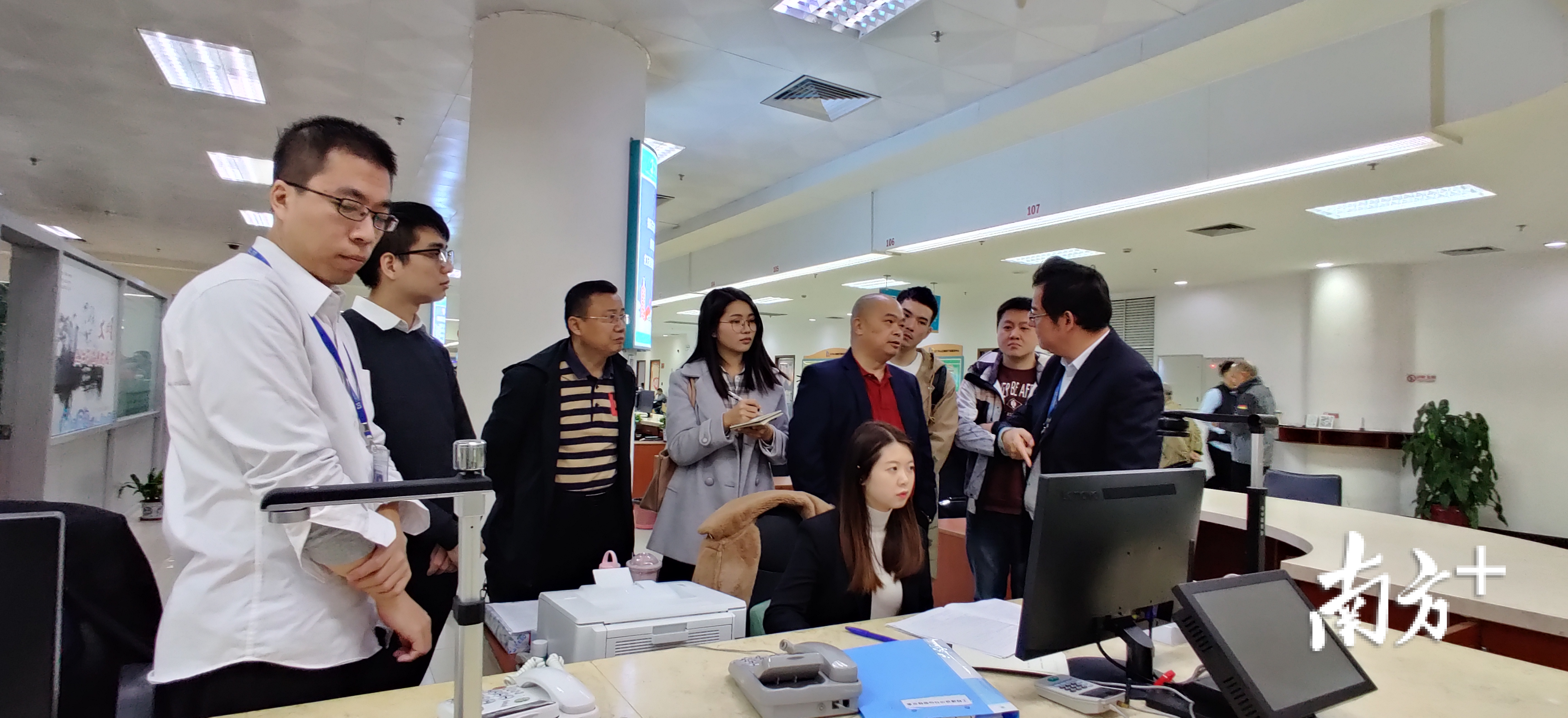 观察团了解水电气过户办理流程 