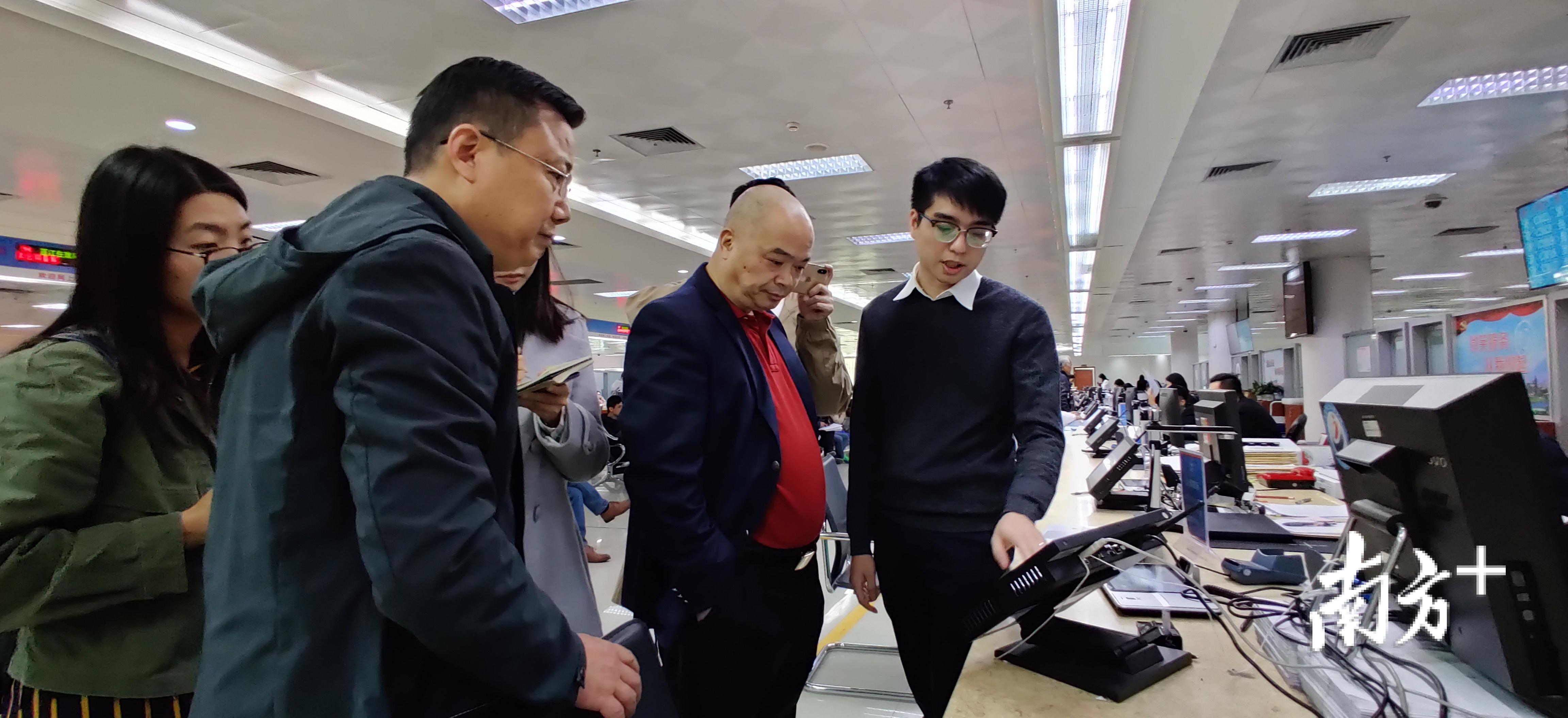 观察团考察“好差评”系统的运作