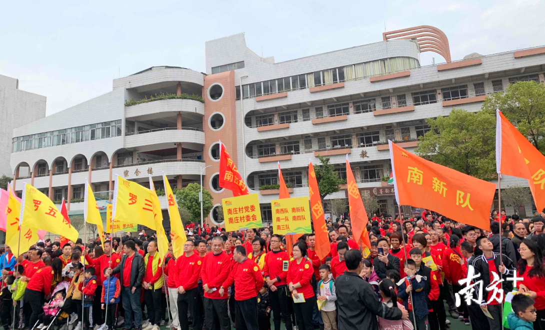 南庄村举行徒步活动,邀村民用脚步丈量南庄村的城乡融合发展成果。 南庄村举行徒步活动,邀村民用脚步丈量南庄村的城乡融合发展成果。