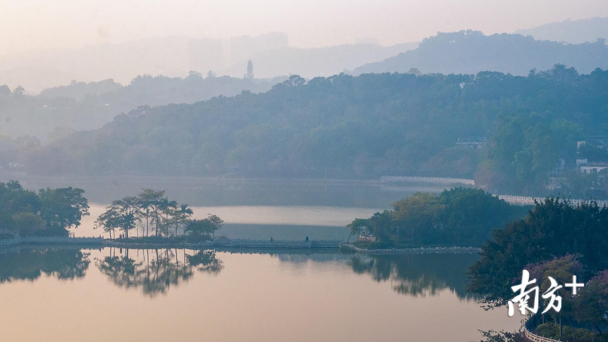 《西湖之晨》。霞光映在水面上，西湖的一天从这里“苏醒”。（黄辉延 摄）