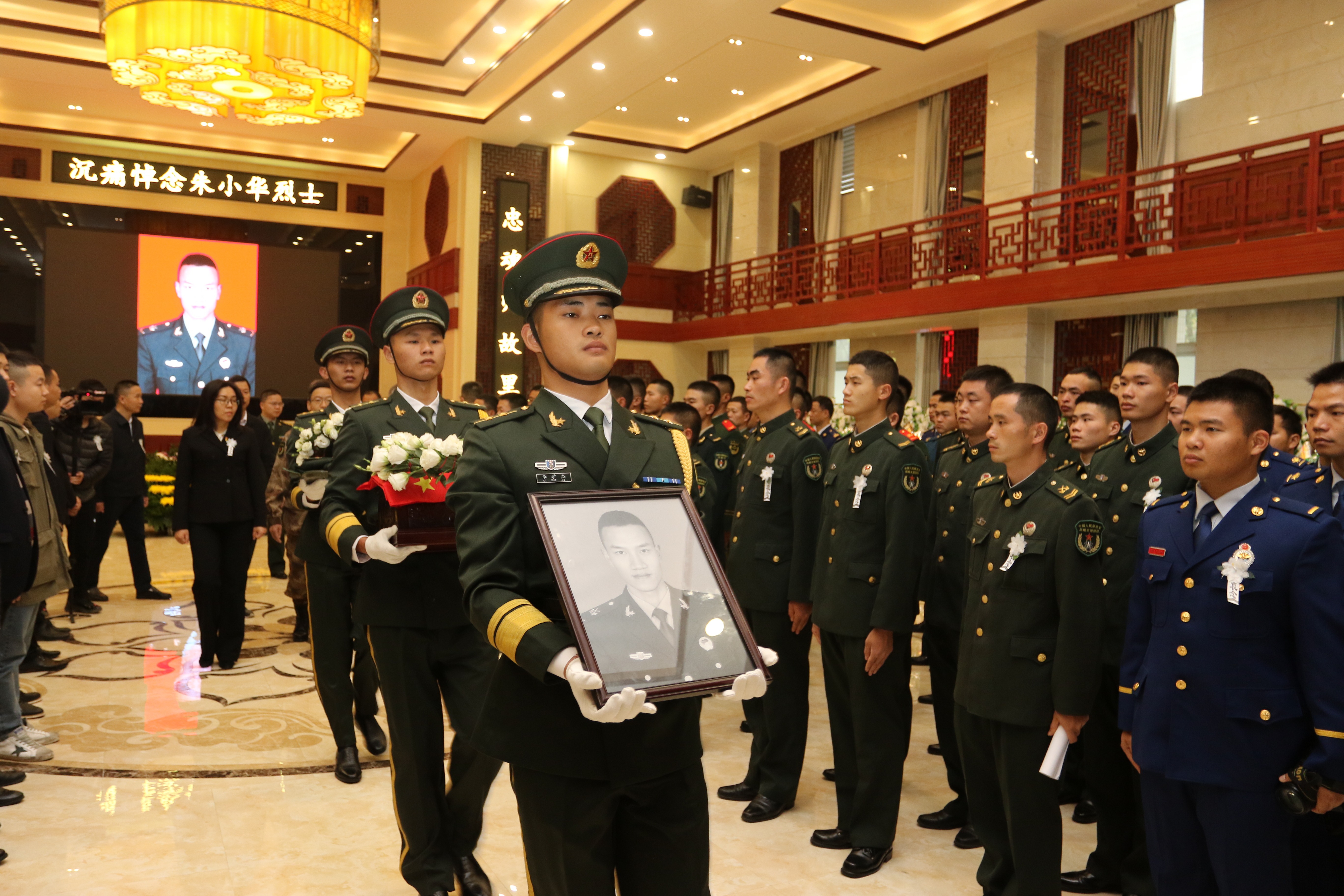 迎送朱小华烈士仪式及骨灰护送在韶关市殡仪馆举行。