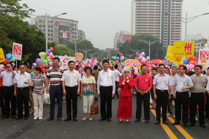 在2013年的剪彩仪式中，金端瑶再一次以市民代表的身份参与了剪彩仪式。左六为金端瑶。受访者供图