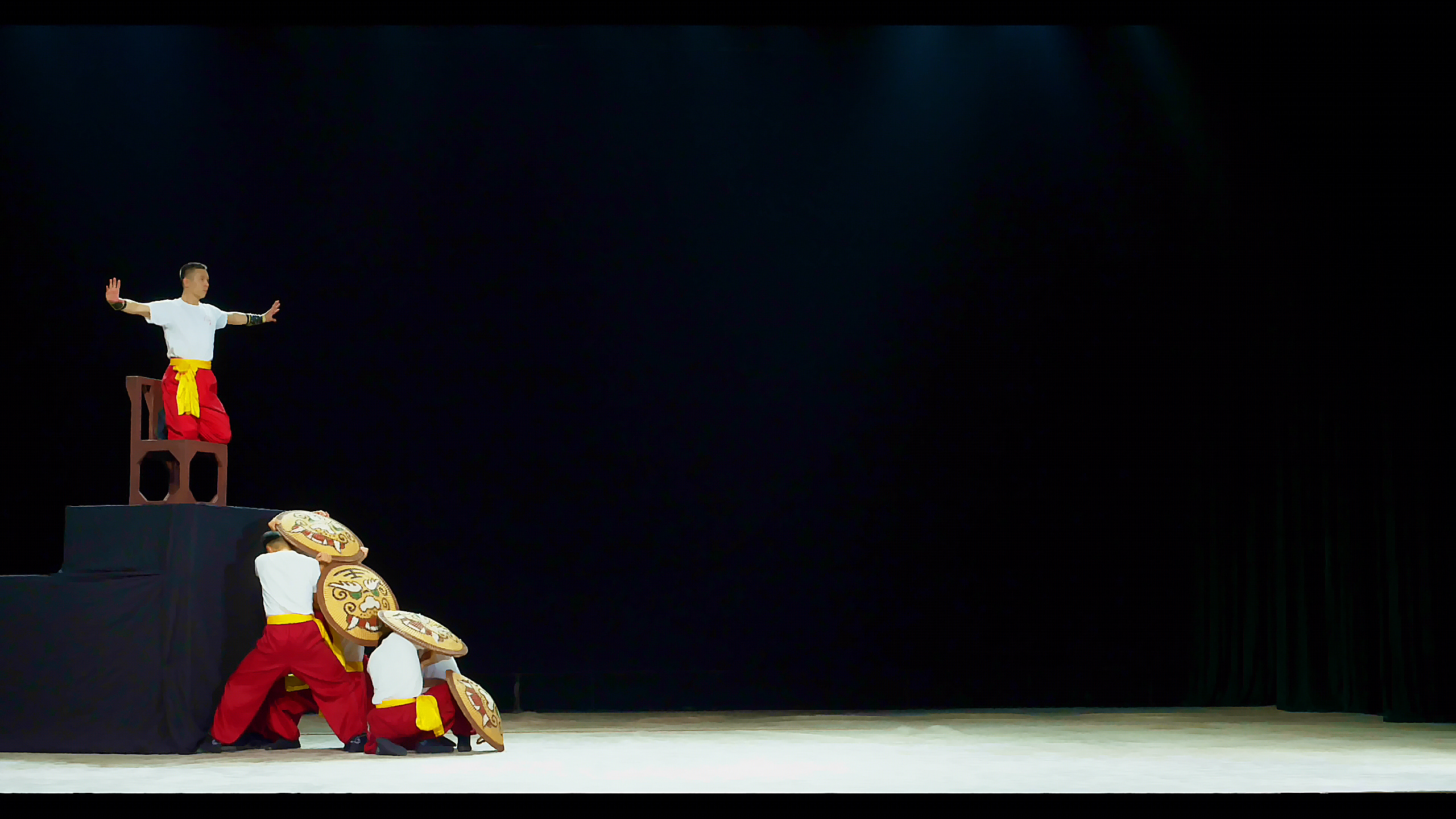 粤剧绝活——踩藤牌高台照镜 粤剧绝活——踩藤牌高台照镜