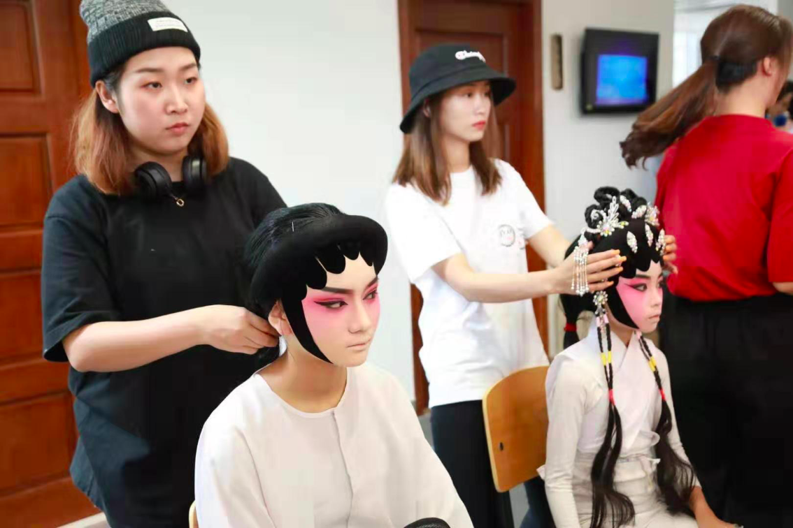 粤剧艺术博物馆,孩子们在剧场后台化妆 粤剧艺术博物馆,孩子们在剧场后台化妆
