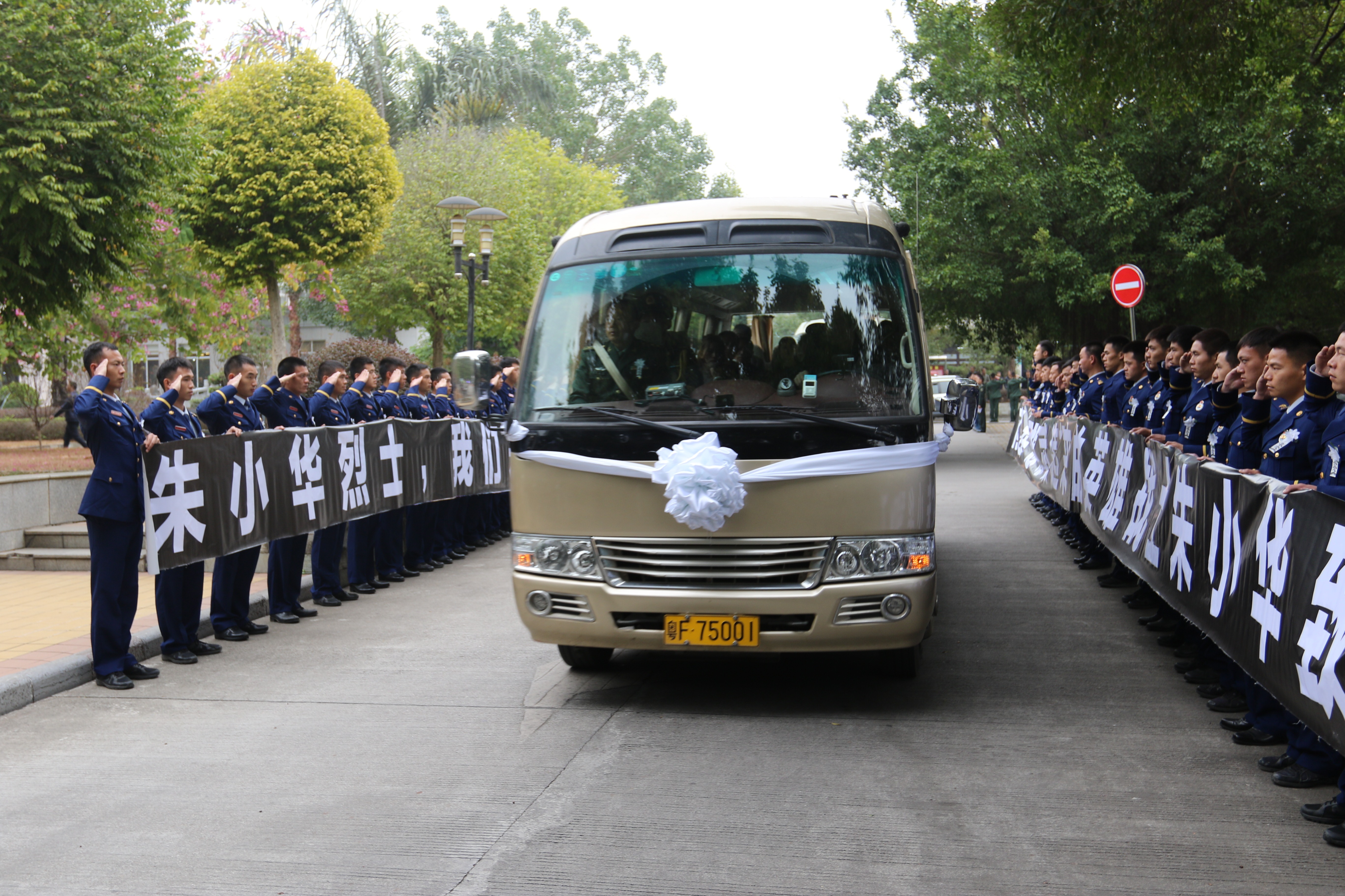 护送朱小华烈士骨灰回老家江西赣州。