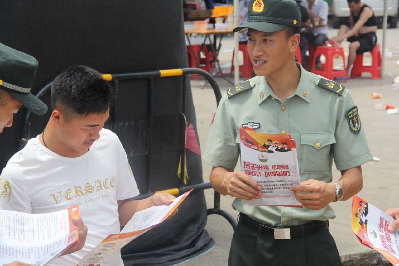 朱小华生前参加部队活动，向群众派发宣传资料。