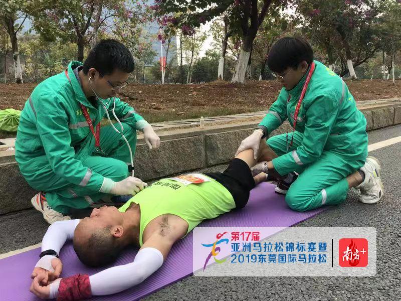 为跑者进行肌肉拉伸、喷药