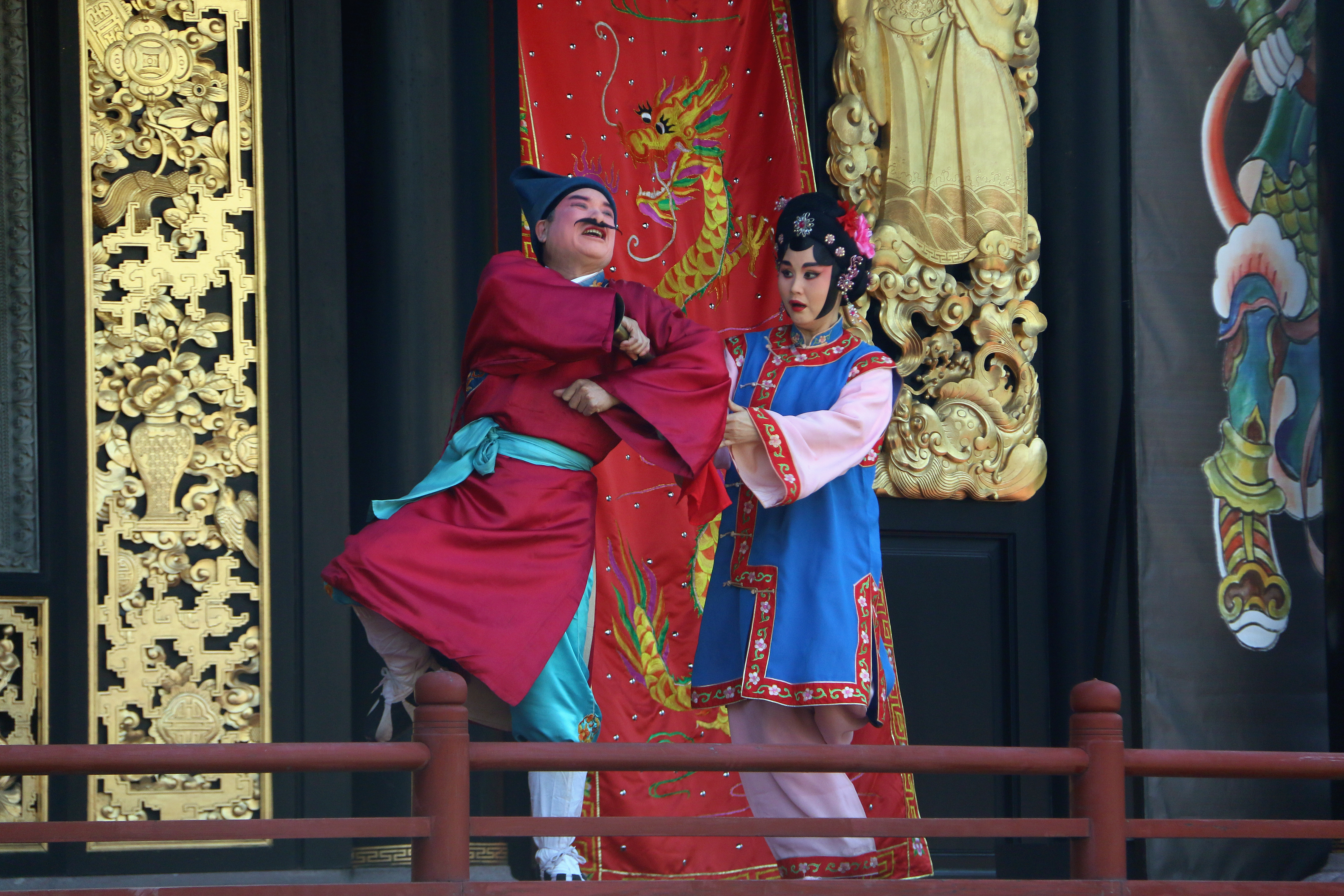 9月25日，广州粤剧院下辖的广州红豆粤剧团在粤剧艺术博物馆广福台，为市民带来《初遇诉情》《访鼠》《抢笛》等经典折子戏。广州粤剧院供图