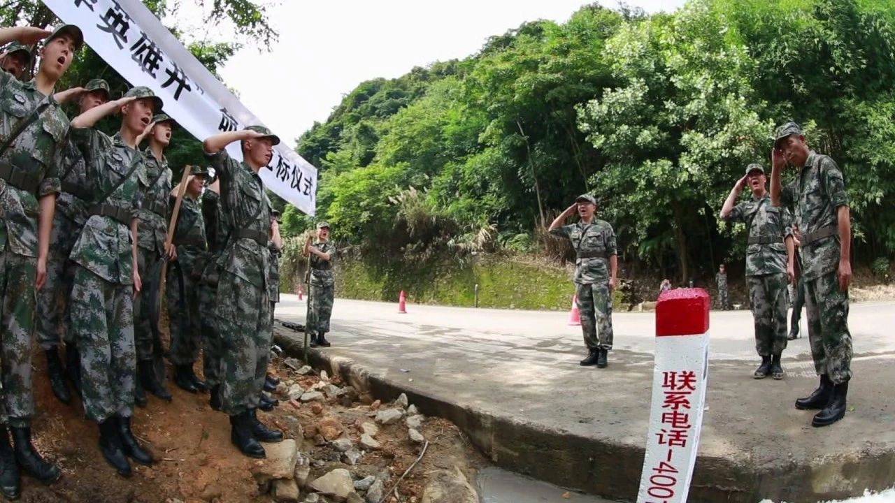 在朱小华牺牲的通信线路旁，战友们为他立起了一座“小华英雄井”碑石。