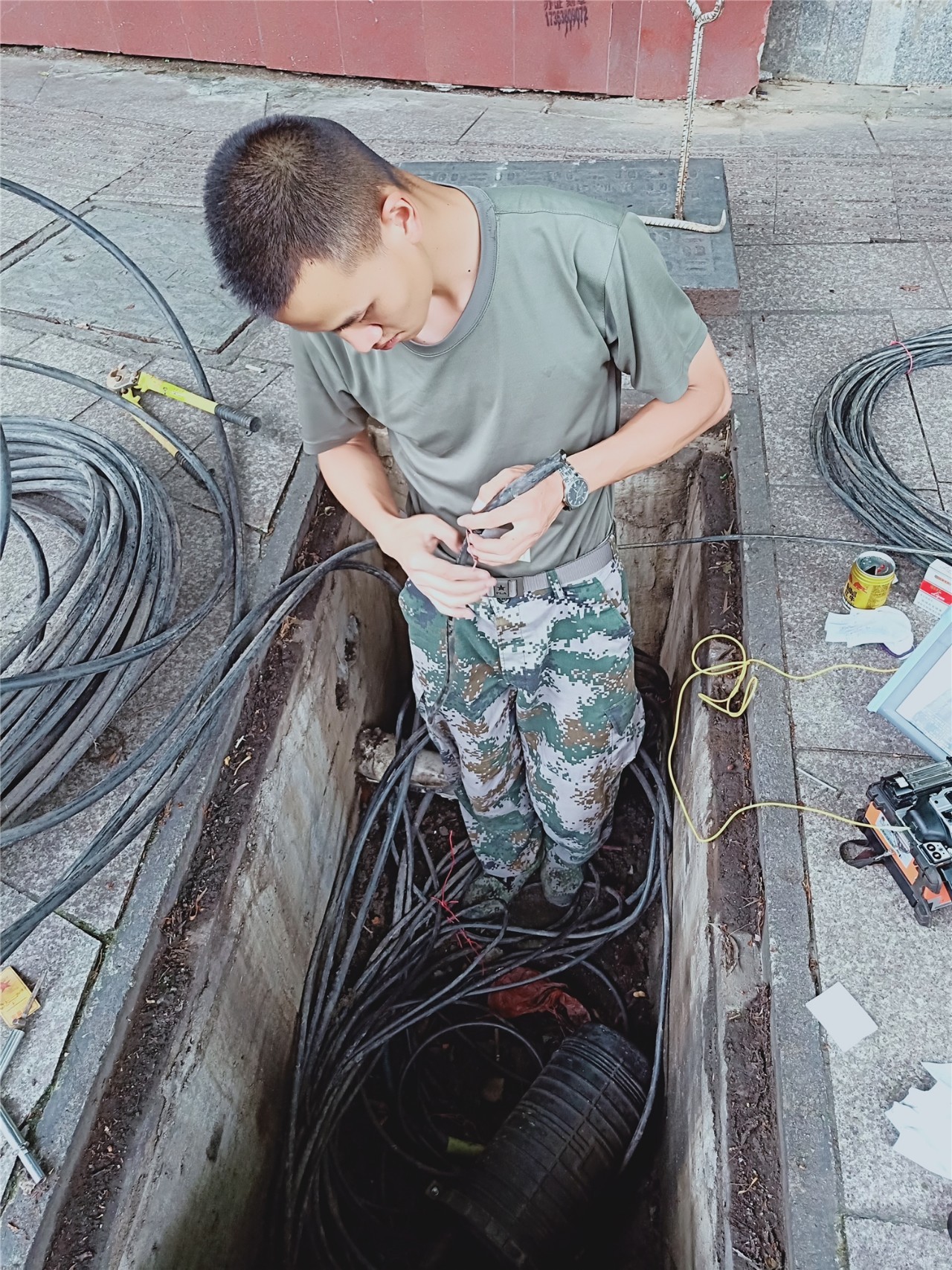 朱小华生前抢修线路中。