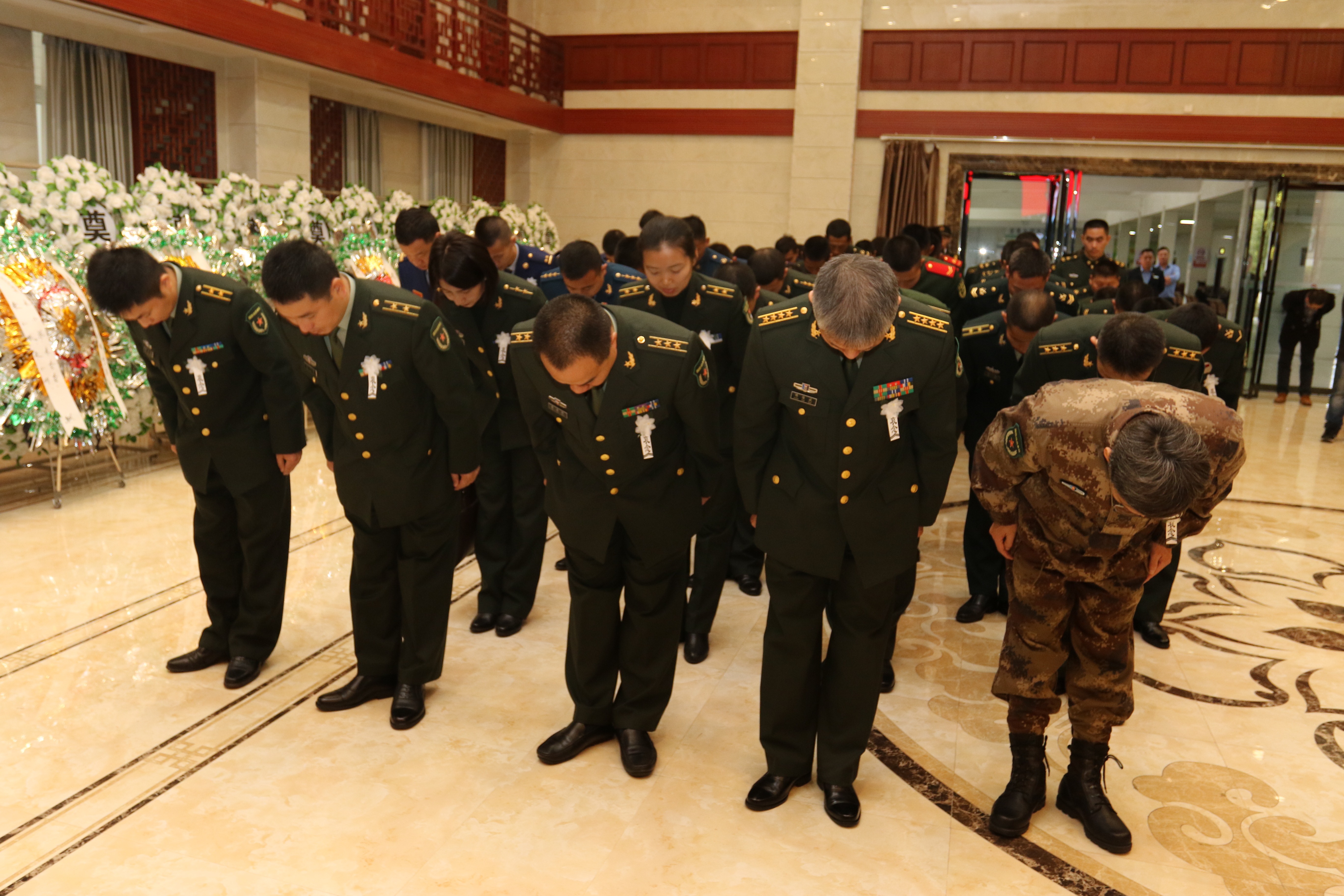 参加仪式人员向朱小华烈士鞠躬。