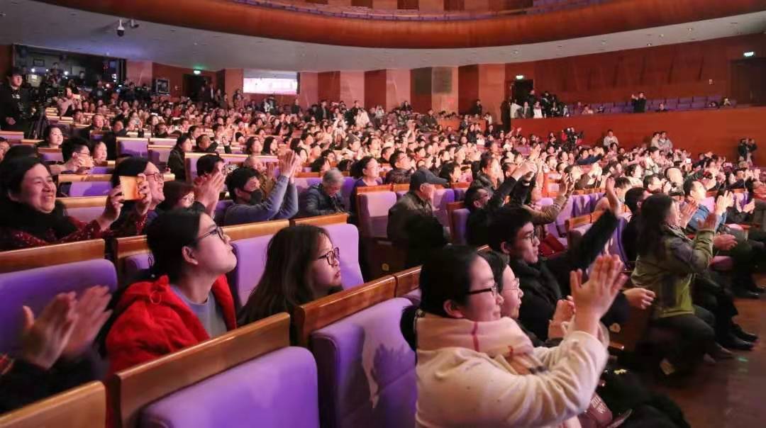 11月20日晚，广州粤剧院在清华大学上演《刑场上的婚礼》，现场大部分是第一次看粤剧的“90后”。广州粤剧院供图