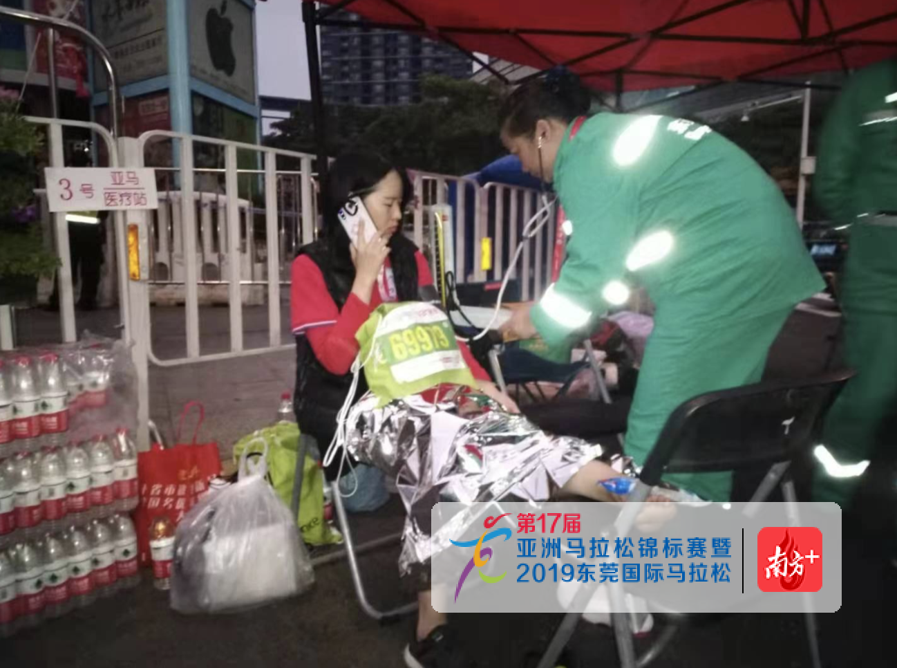 6：35，医疗卫生保障第一个收治的参赛者。这位尹小姐因扭伤接受治疗，冰敷后很快好转。