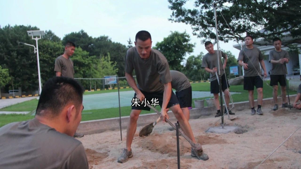 朱小华生前与战友一起参加训练。