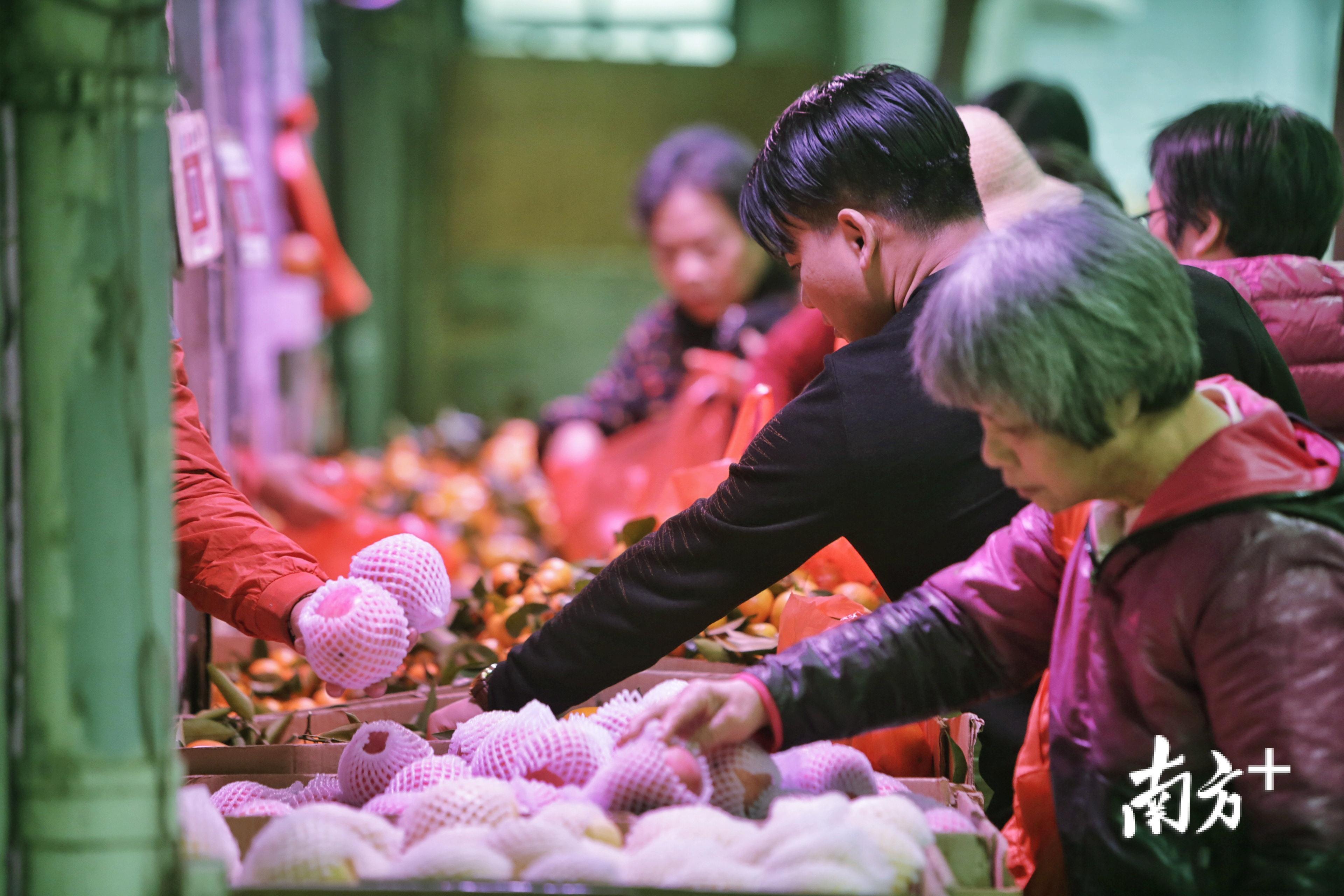 市民"抢鲜一步"来肉菜市场采购_南方plus_南方