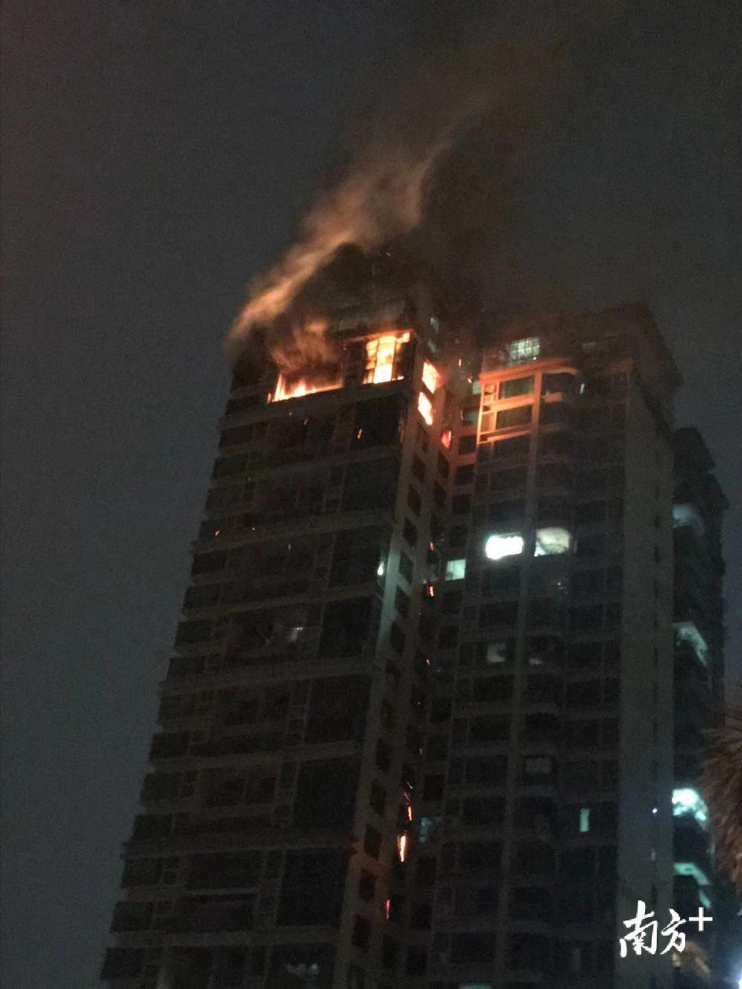 现场目击者提供的火灾图片