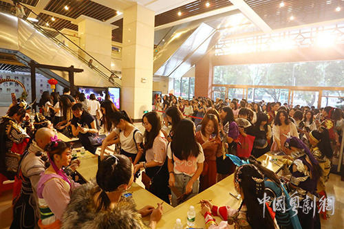 《决战天策府》的演员与观众亲密互动。中国粤剧网资料图片 《决战天策府》的演员与观众亲密互动。中国粤剧网资料图片