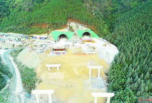 水竹塘隧道施工现场。李向东 摄