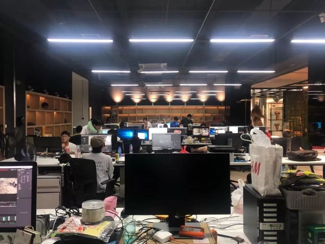 夜晚是视效团队工作的黄金时间，熬夜、加班是常态。