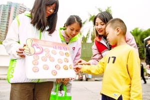 志愿者和乘客在广州东站公交站台合影,为“让座日”打CALL。 志愿者和乘客在广州东站公交站台合影,为“让座日”打CALL。