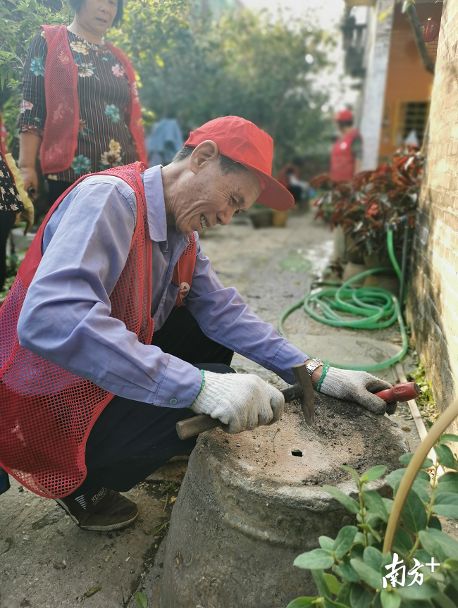 九江镇敦根社区老党员带队整治提升人居环境。受访者供图