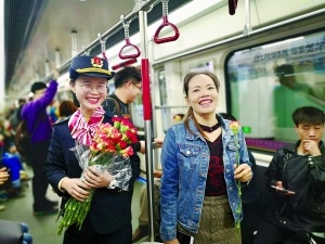 赵女士为老人让座后,工作人员为其送花。 赵女士为老人让座后,工作人员为其送花。